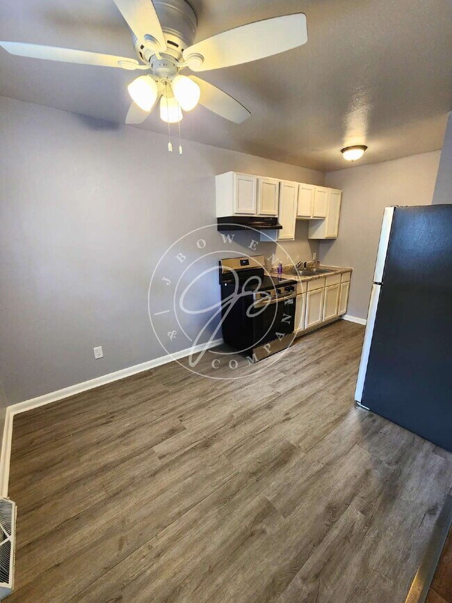 Building Photo - **Beautifully Updated 2-Bedroom Townhome**