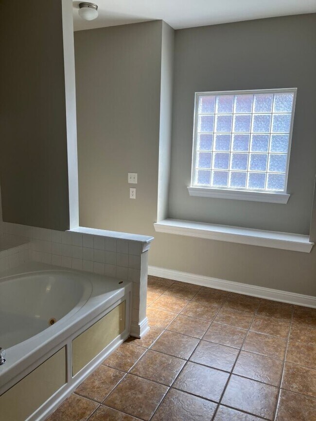 Building Photo - Spacious home in Brentwood