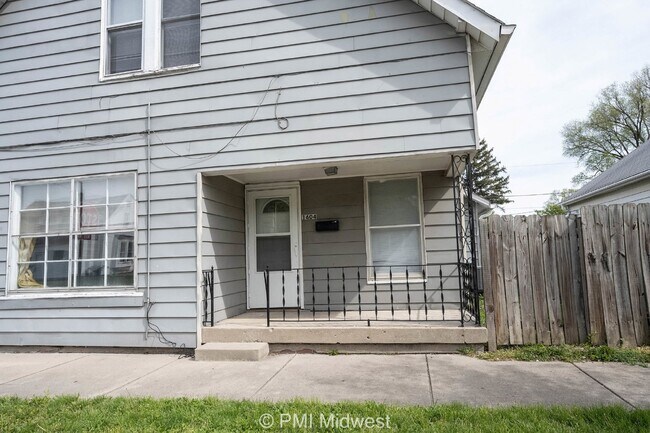 Building Photo - Spacious 2 Bedroom, 1 Bathroom Two-Story Duplex!