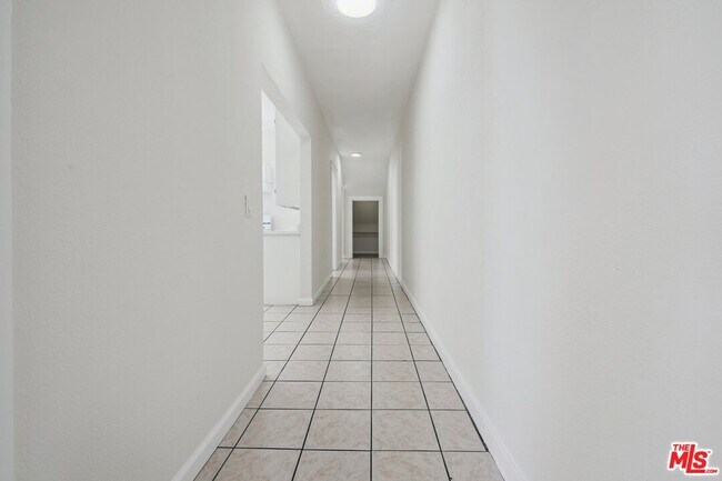 Building Photo - 1464 1/2 W 35th Pl
