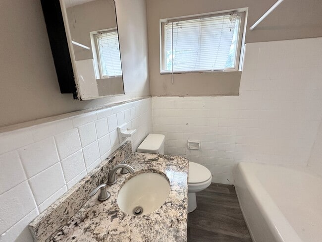 Building Photo - Bright kitchen updates in quiet Culdesac