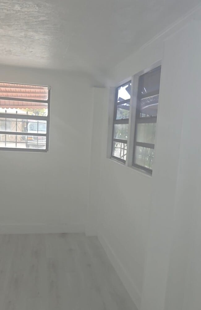 Building Photo - 930 N K St