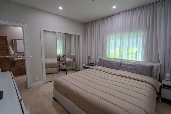 Building Photo - 2493 Poinciana Dr