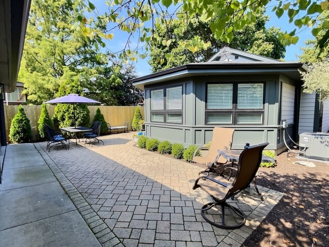 Building Photo - 5245 W Ardmore Ave