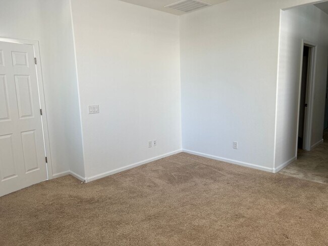 Building Photo - Spacious 4-Bedroom Home in Valencia Height...