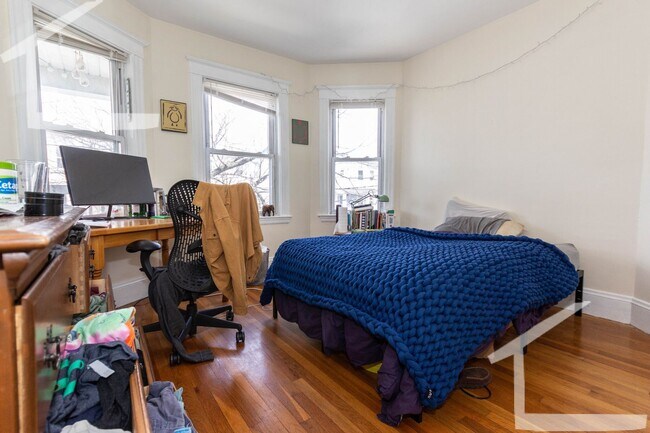Building Photo - No Brokers Fee, Top Floor Unit, Porch, Laundry, Steps from the T Stop
