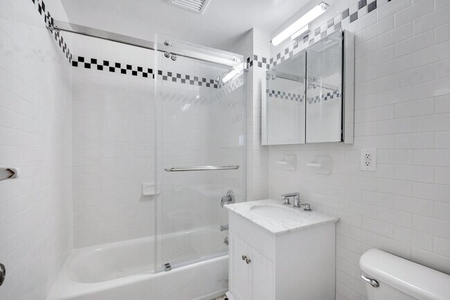 Building Photo - 226 E 70th St