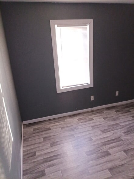 Building Photo - 706 W Prairie Ave