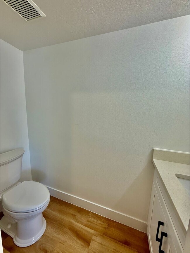 Building Photo - Remodeled 3-BR Lexington Townhome - End Unit