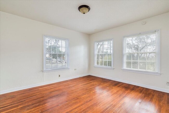 Building Photo - 1119 N LBJ Dr