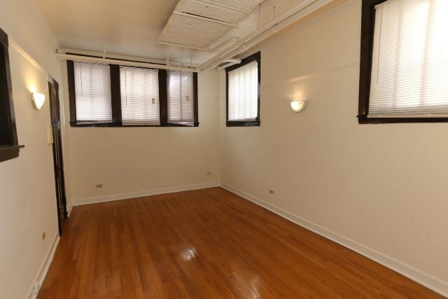 Building Photo - 819 W Waveland Ave