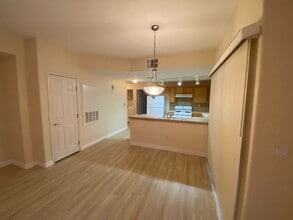Building Photo - NW Near Majestic Park. 1ST FLOOR 2 BED, 2 ...