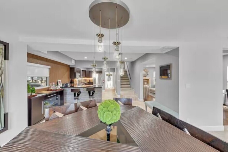 Building Photo - 200 NE 16th Ave