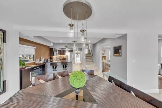 Building Photo - 200 NE 16th Ave