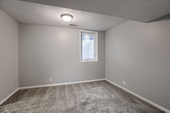 Building Photo - Great 4 Bedroom In Willow Wood!!