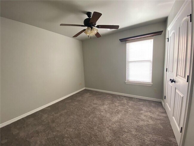 Building Photo - 616 Sally Ct