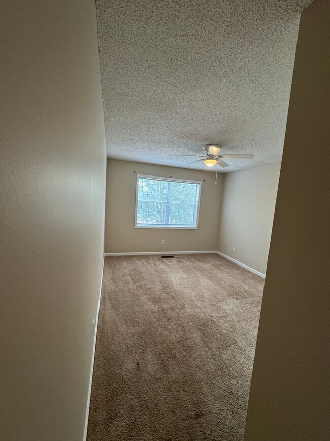 Building Photo - 127 Pineridge Dr