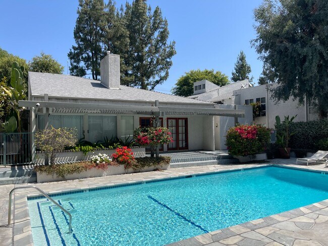Building Photo - 2 Bedroom + 2 Bath Condo in Winnetka