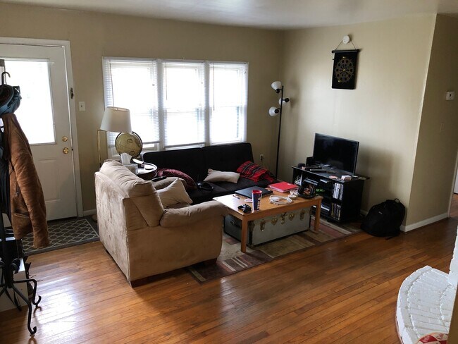 Building Photo - 405 N Hillsdale Dr