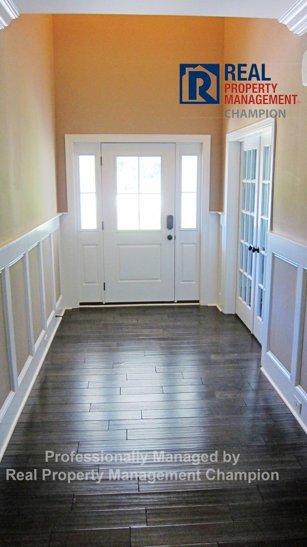 Primary Photo - Custom Executive Home with Community Water...