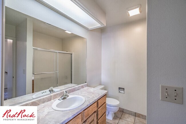Building Photo - Charming 2 Bedroom Townhome