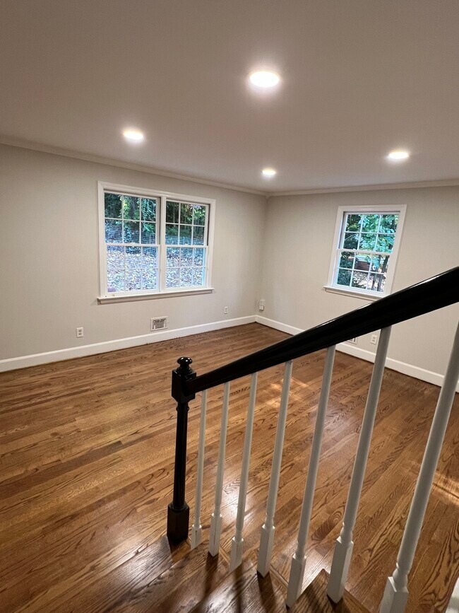 Building Photo - 913 Brookwood Dr