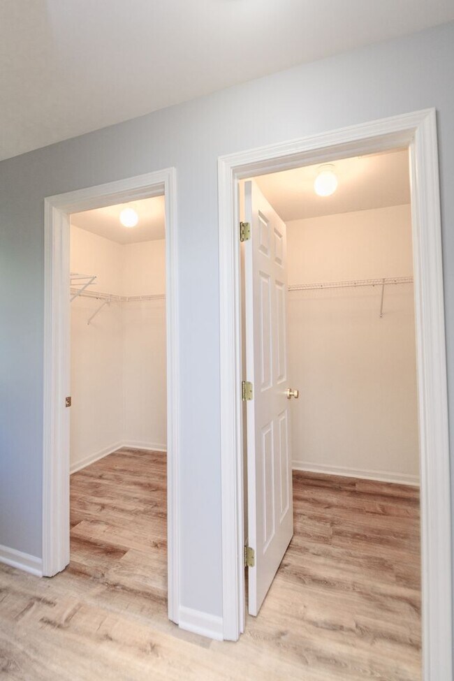 Building Photo - 5 bedroom / 2.5 bathroom Home for Rent in Valparaiso