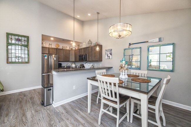 Building Photo - This spacious 3-bedroom, 2-bathroom townhouse offers modern living