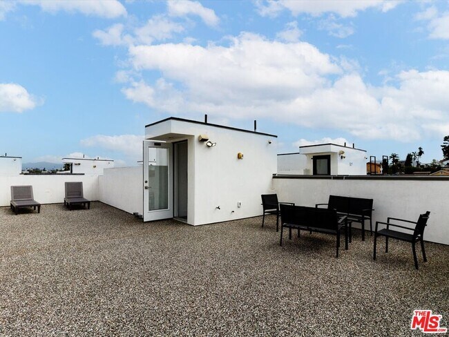 Building Photo - 4830 Pickford St