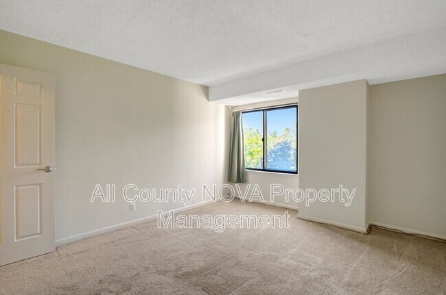 Building Photo - 3800 Powell Ln