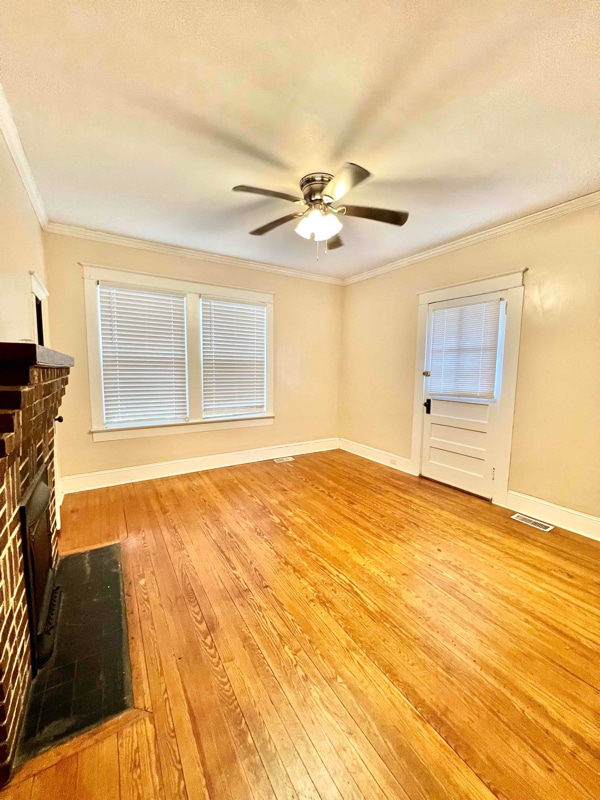 Building Photo - 126 Laurel Ave E