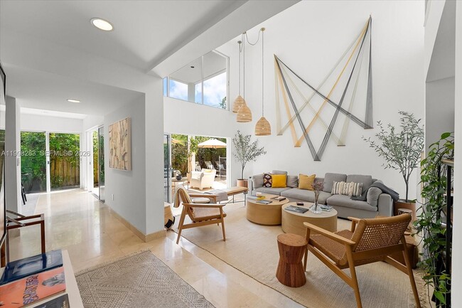 Building Photo - 2721 SW 22nd Ave