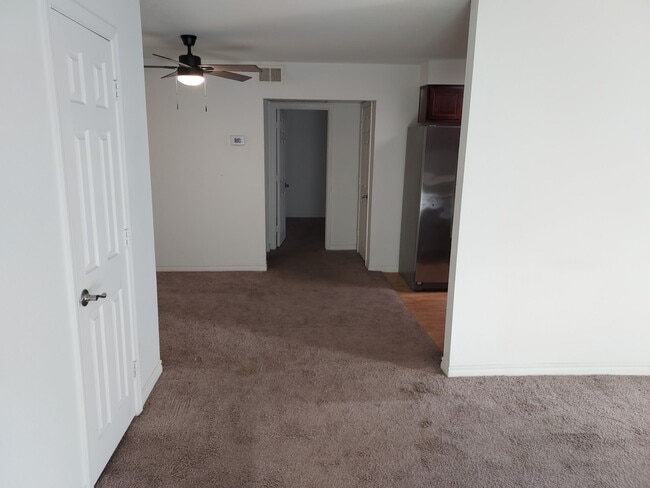 Building Photo - 4918 River Glen Dr