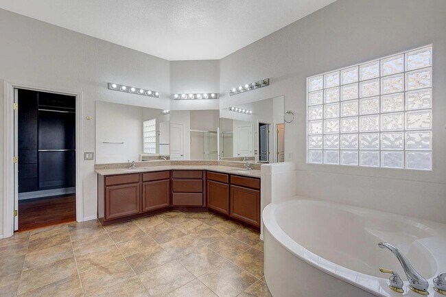 Owners bath with Walk in Closet - 3034 Constable St