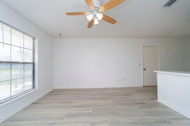 Building Photo - LOBELIA