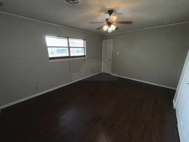 Building Photo - 601 Sutton Dr