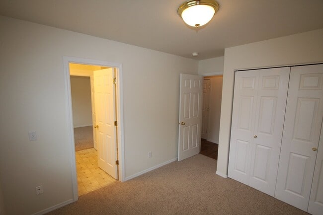 Building Photo - 4 Bedroom Eagle River Condo!