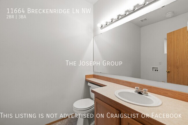 Building Photo - Centrally located 2 bed/2.5 bath in Silver...