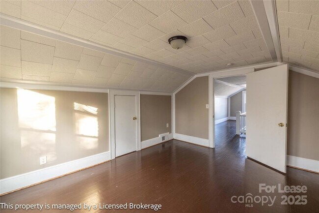 Building Photo - 1420 Amhurst St