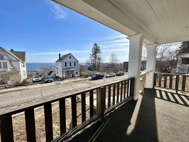 Building Photo - AVAILABLE JUNE - Remodeled 3 Bed 1.5 Bath Central Hillside Home