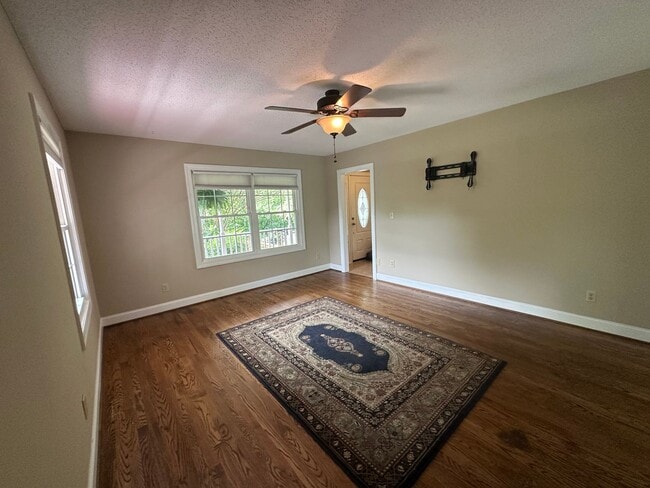 Building Photo - Large Weaverville Rental!