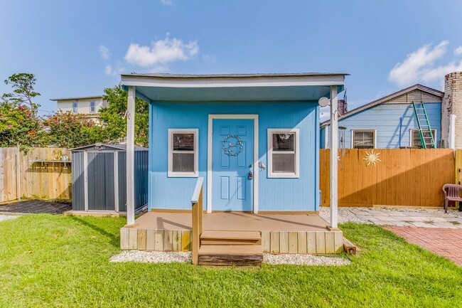 Building Photo - Adorable Navy Point Cottage!