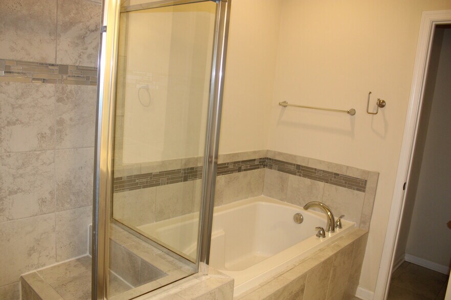 Building Photo - 829 Jarrett Ln