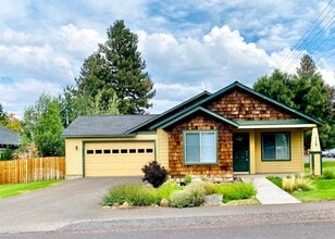 Building Photo - Charming 3-bedroom in heart of Sisters