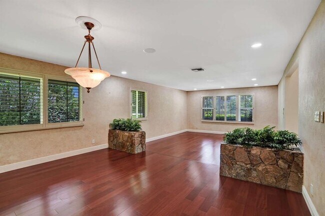 Building Photo - 2527 Lakes Dr