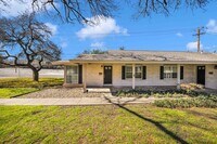 Building Photo - Oakhurst Duplex