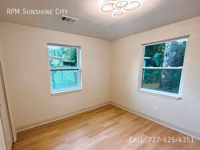 Building Photo - Incredible 2 bed 1 Bath with Dinning Room