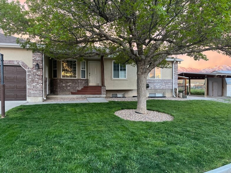 Front yard - 928 E. Bates Canyon Rd.