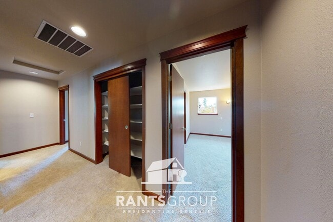 Building Photo - Fantastic Puyallup Neighborhood! Easy Commute to JBLM!