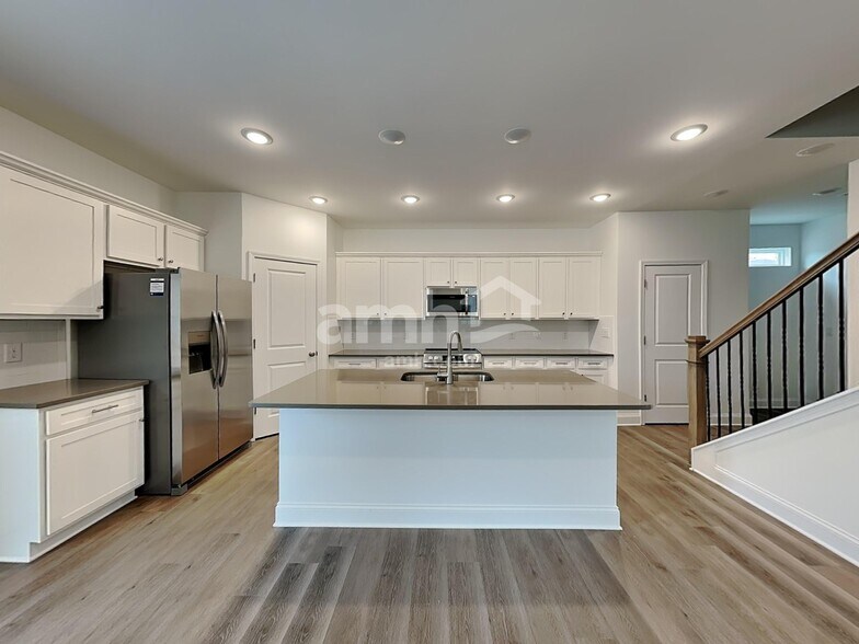 Building Photo - 505 Plano Pass